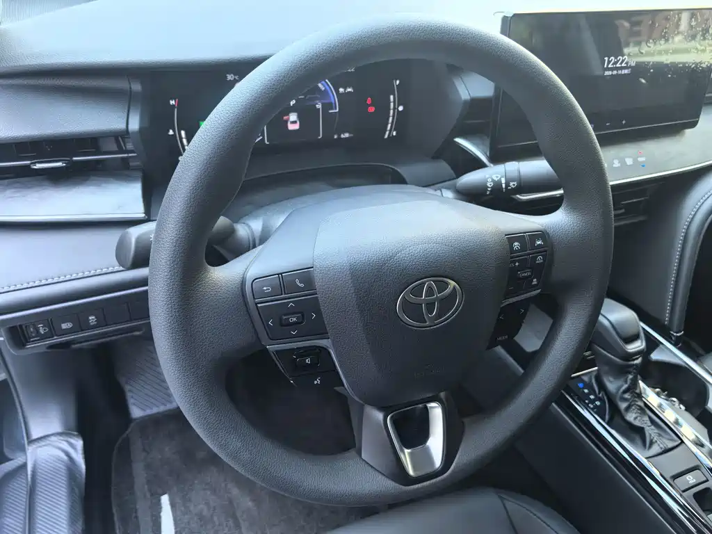 Toyota Camry — миниатюра 18