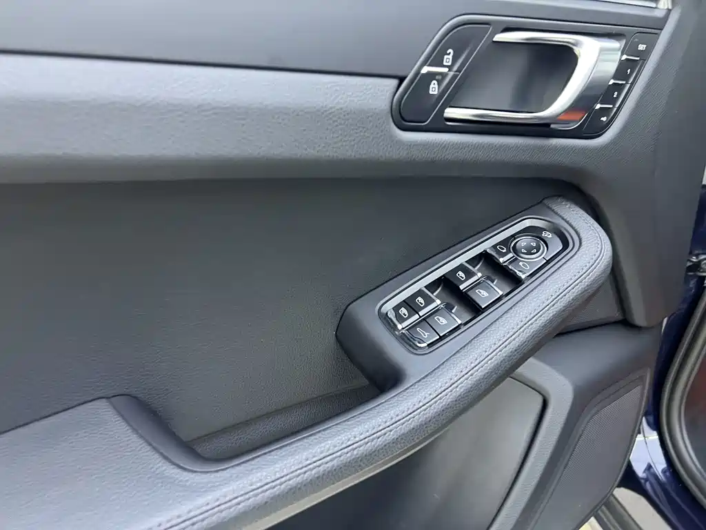 Porsche Macan — миниатюра 3