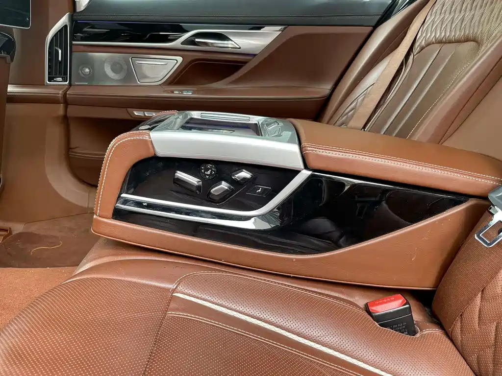 BMW 7 Series — миниатюра 13