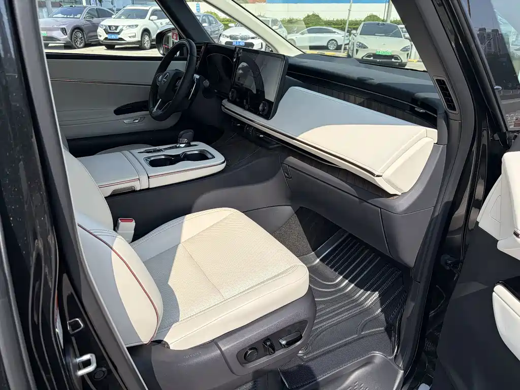 Lexus LM — миниатюра 12