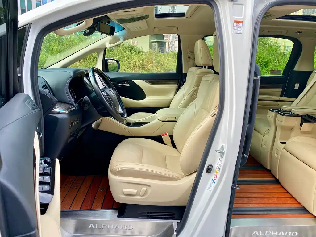 Toyota Alphard — миниатюра 9