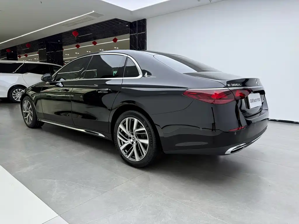 Mercedes-Benz E-Class — миниатюра 4