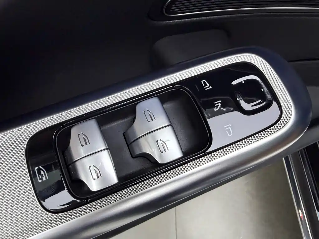 Mercedes-Benz E-Class — миниатюра 17
