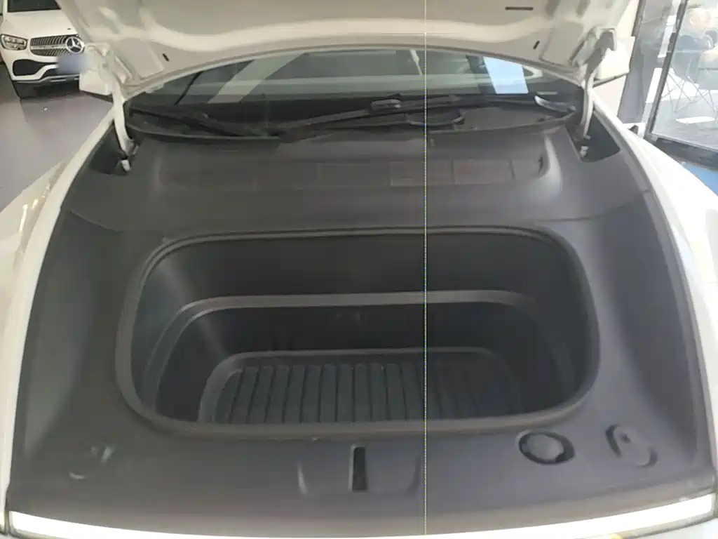 Tesla Model Y — миниатюра 20