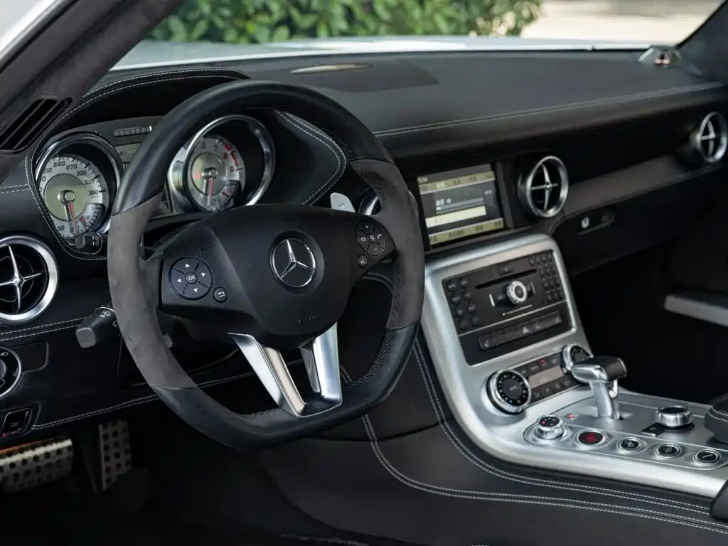 Mercedes-Benz SLS AMG — миниатюра 9