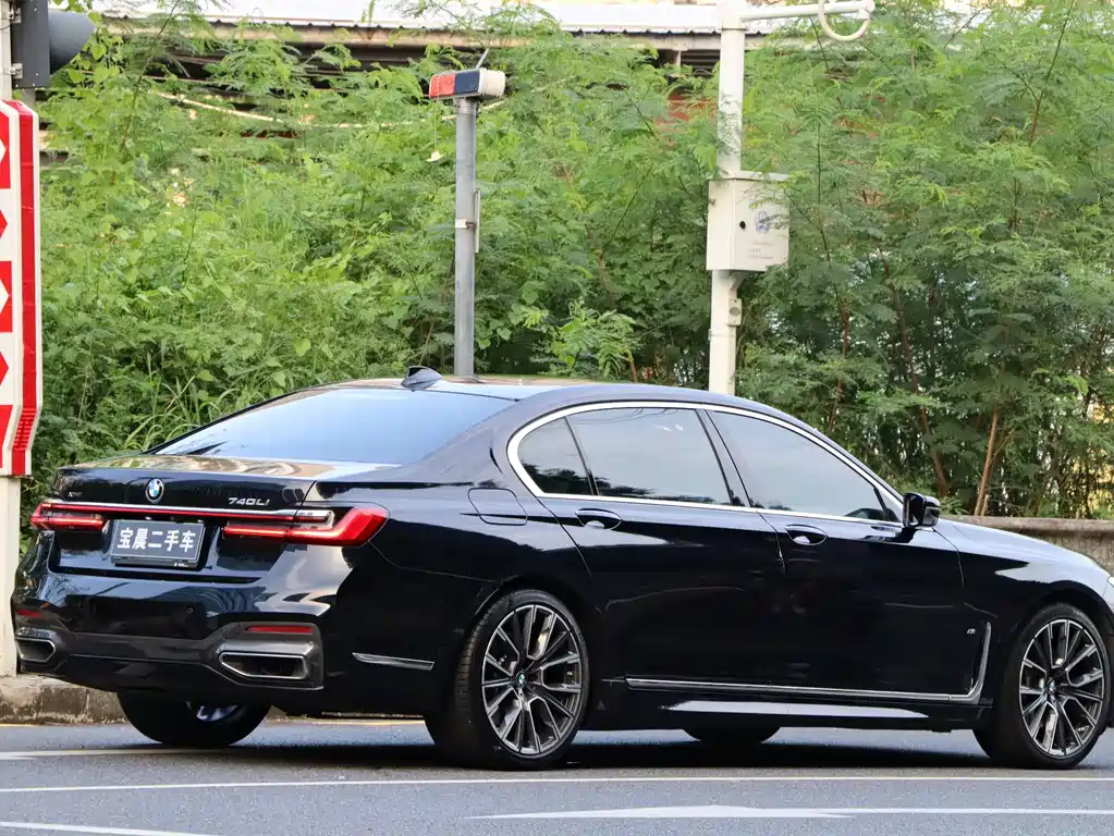 BMW 7 Series — миниатюра 6