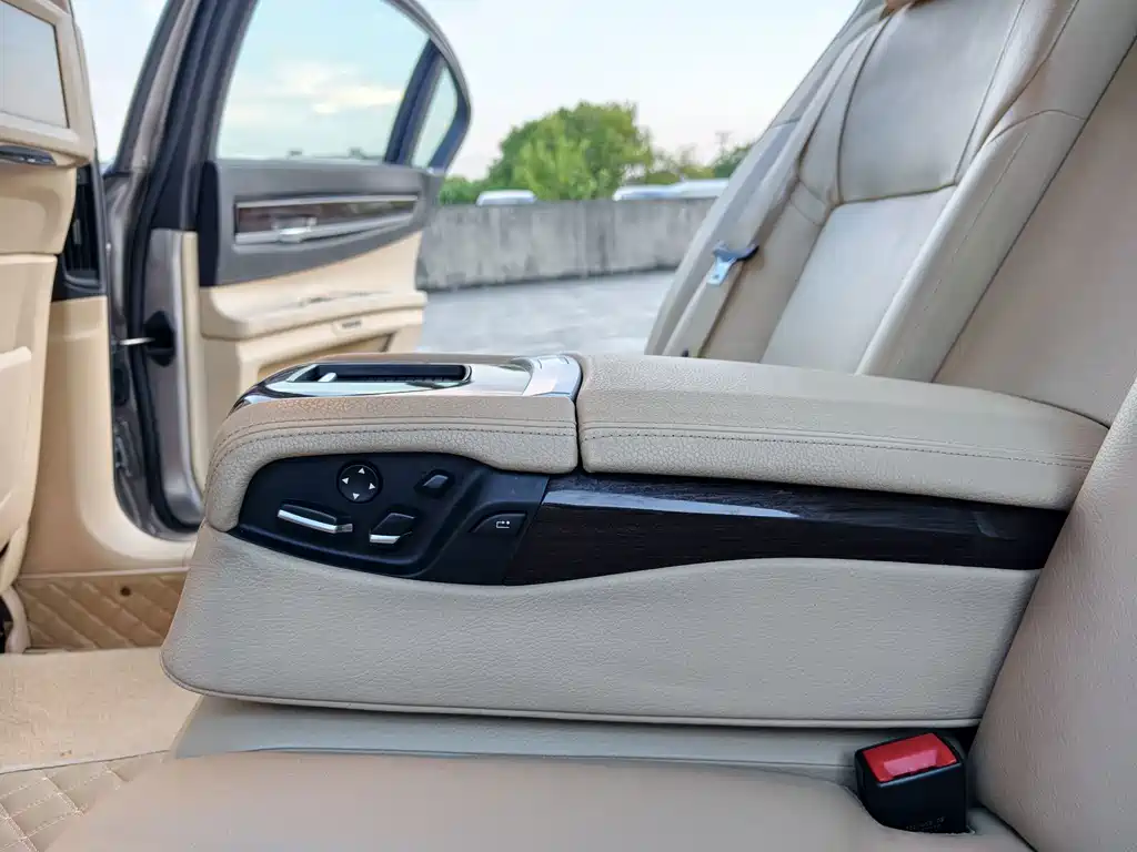 BMW 7 Series — миниатюра 24