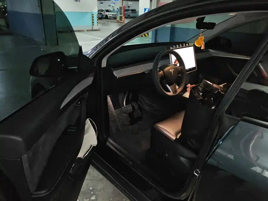 Tesla Model Y — миниатюра 9