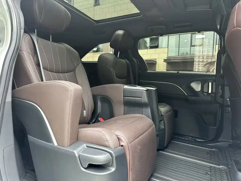 Toyota Granvia — миниатюра 12