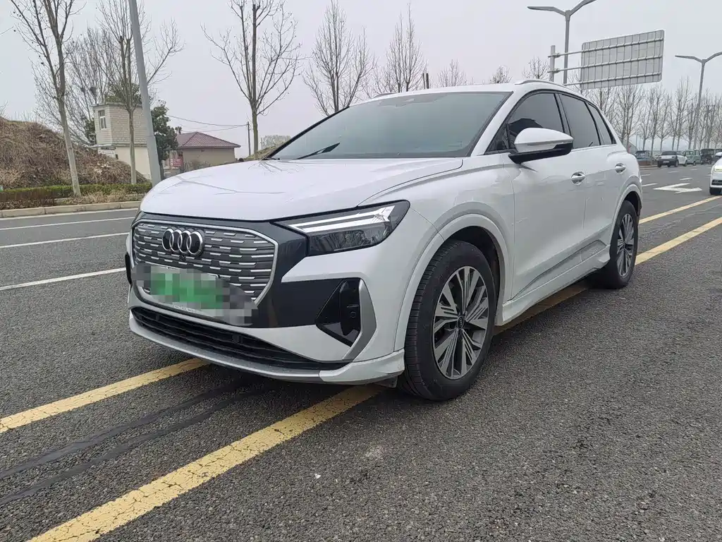AUDI Q4 E TRON