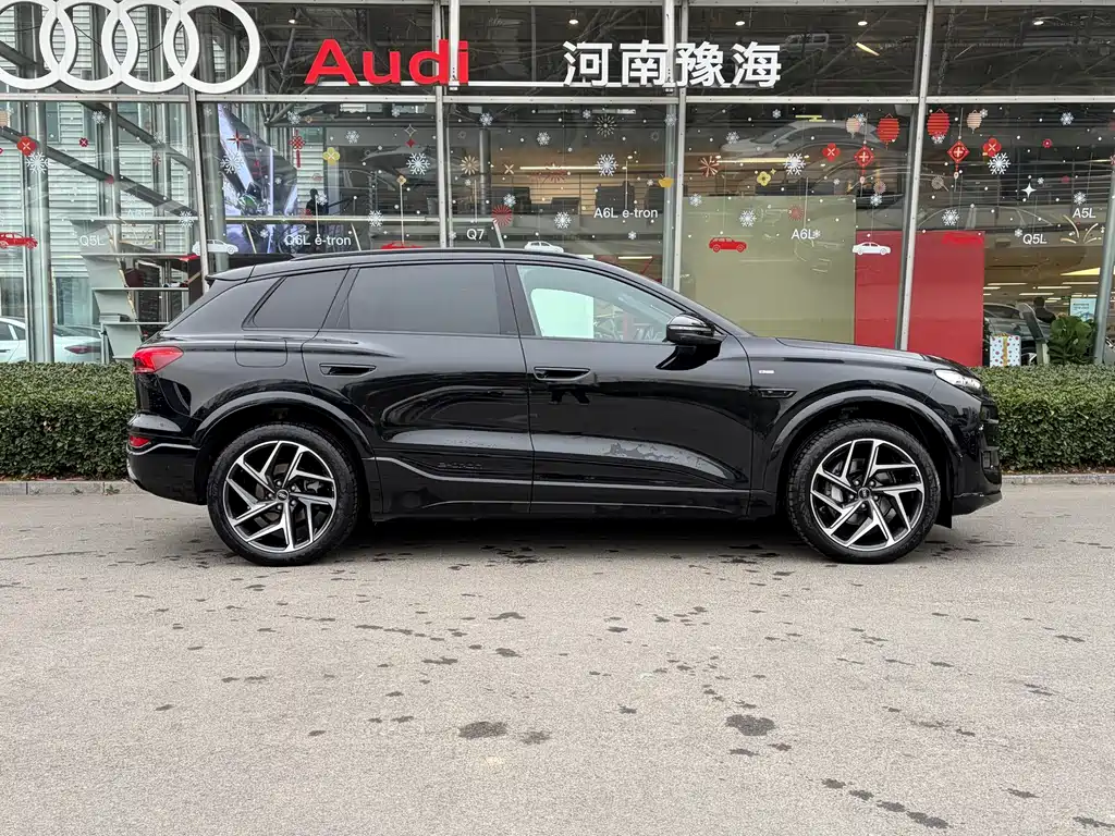 AUDI Q6L E TRON