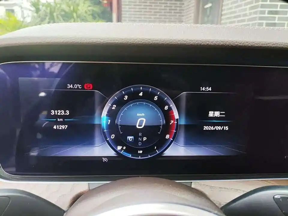 Mercedes-Benz E-Class — миниатюра 5