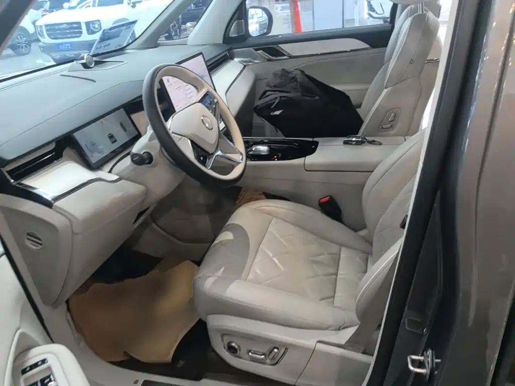 Volvo EM90 — миниатюра 15