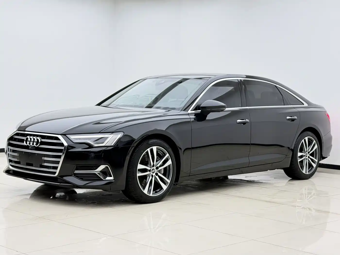 奥迪A6L 2024款 45 TFSI 臻选动感型 2024