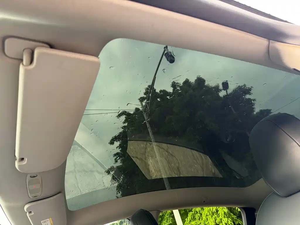 Tesla Model Y — миниатюра 13