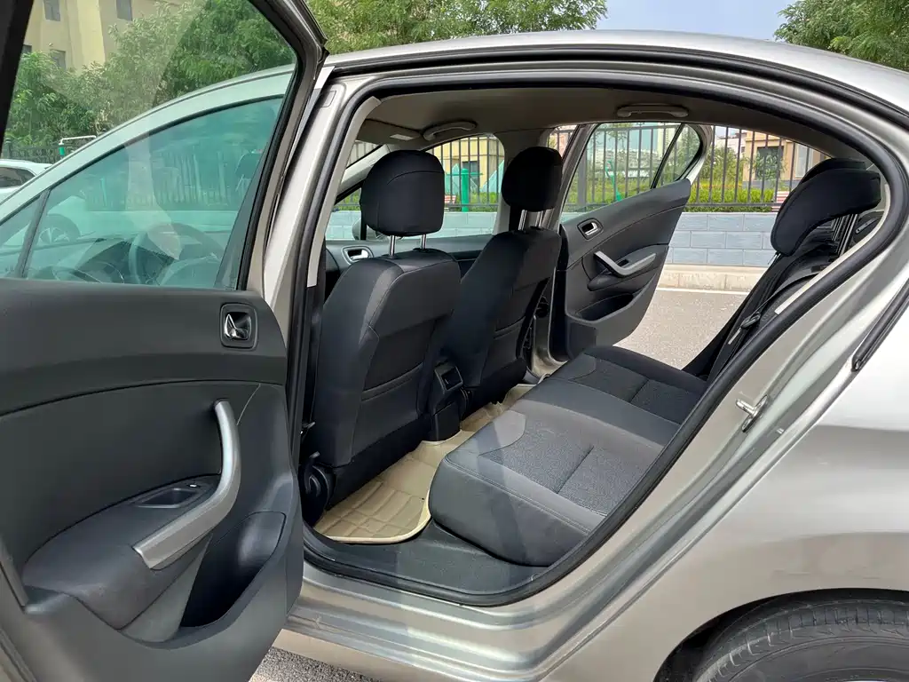 Peugeot 408 1.6L Manual Comfort Edition, фото 6