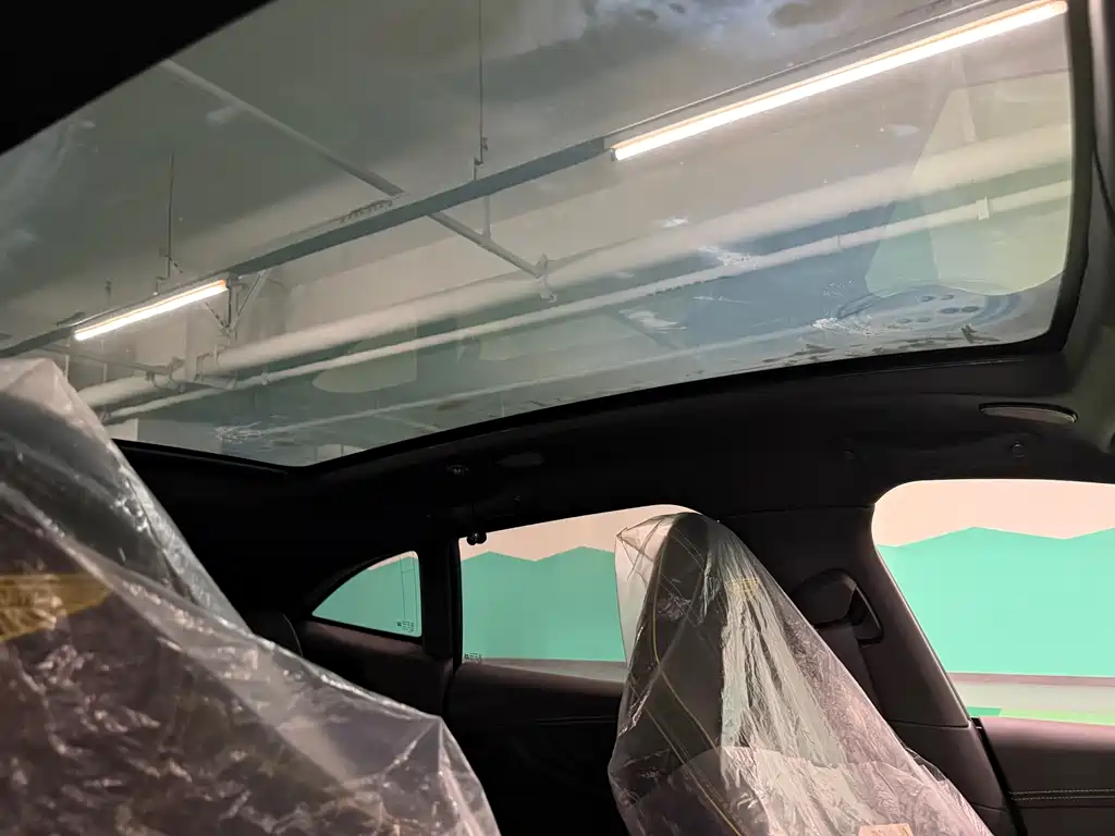 Aston Martin DBX — миниатюра 8