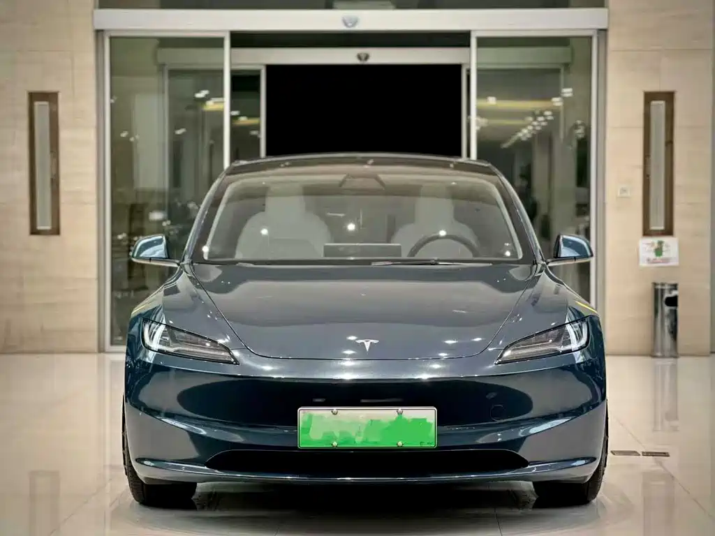 TESLA MODEL 3