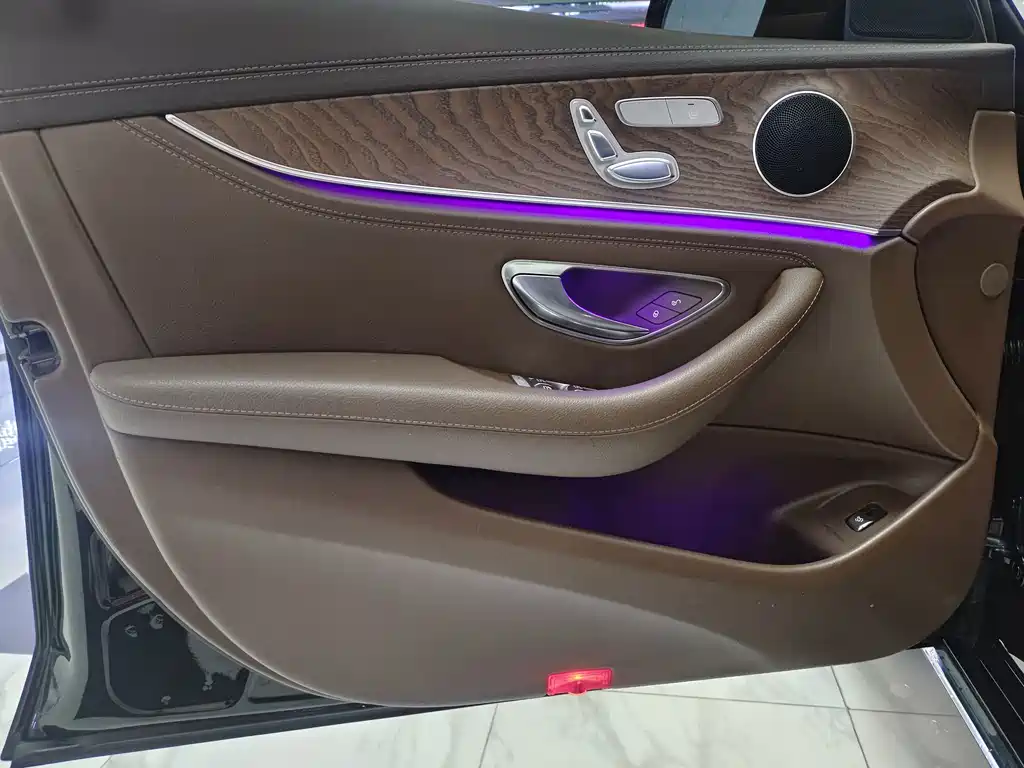 Mercedes-Benz E-Class — миниатюра 5
