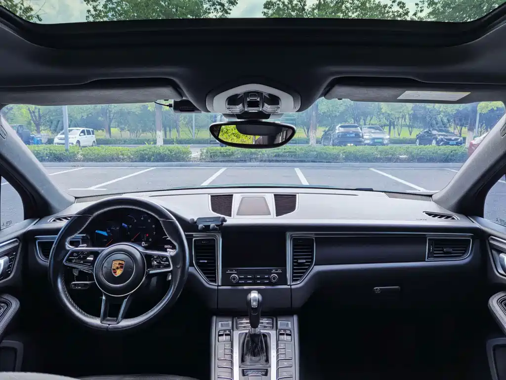 Porsche Macan — миниатюра 10