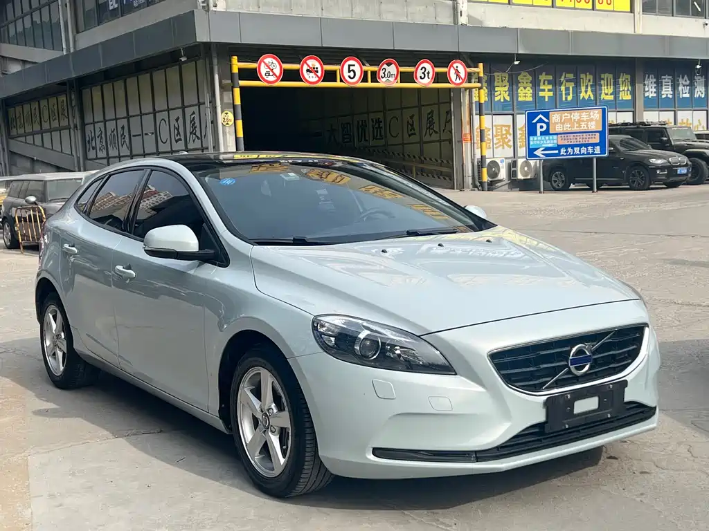 VOLVO V40