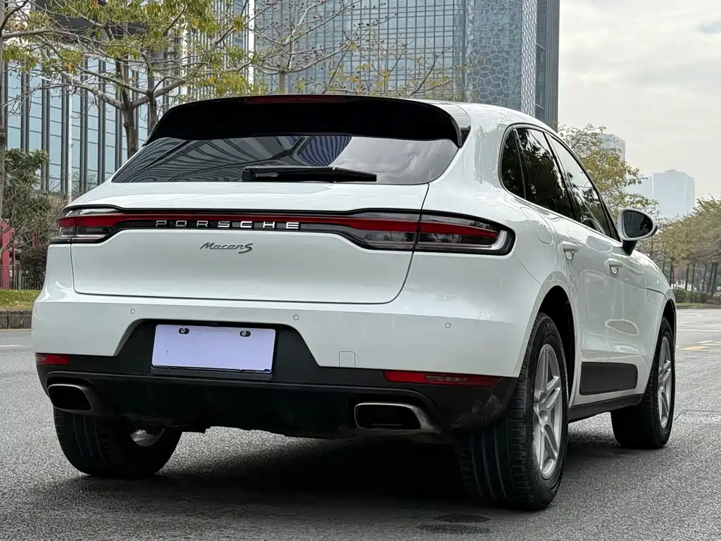 PORSCHE MACAN