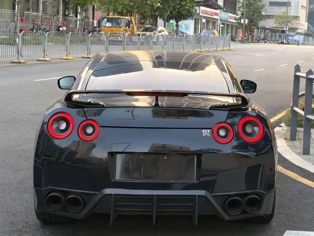 Nissan GT-R — миниатюра 5