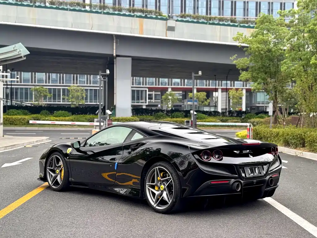 FERRARI F8