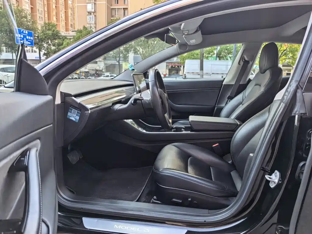 Tesla Model 3 — миниатюра 10