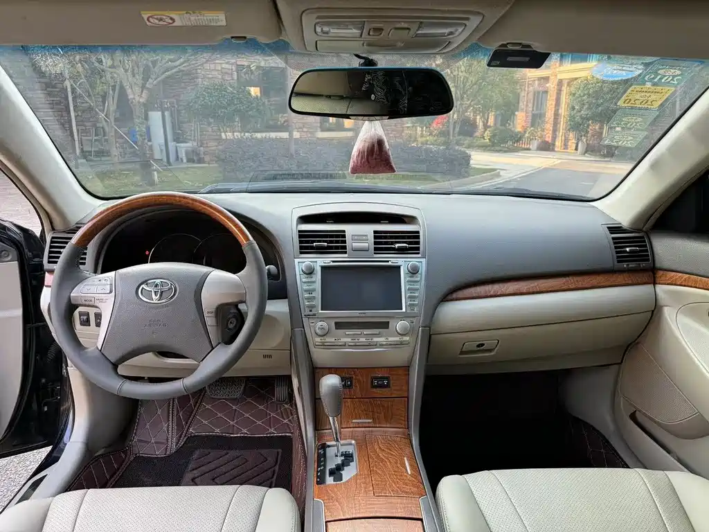 Toyota Camry — миниатюра 9