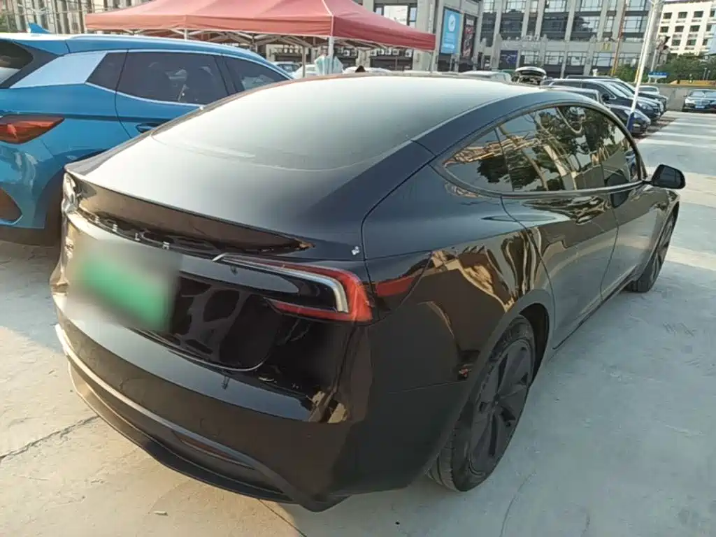 Tesla Model 3 — миниатюра 7