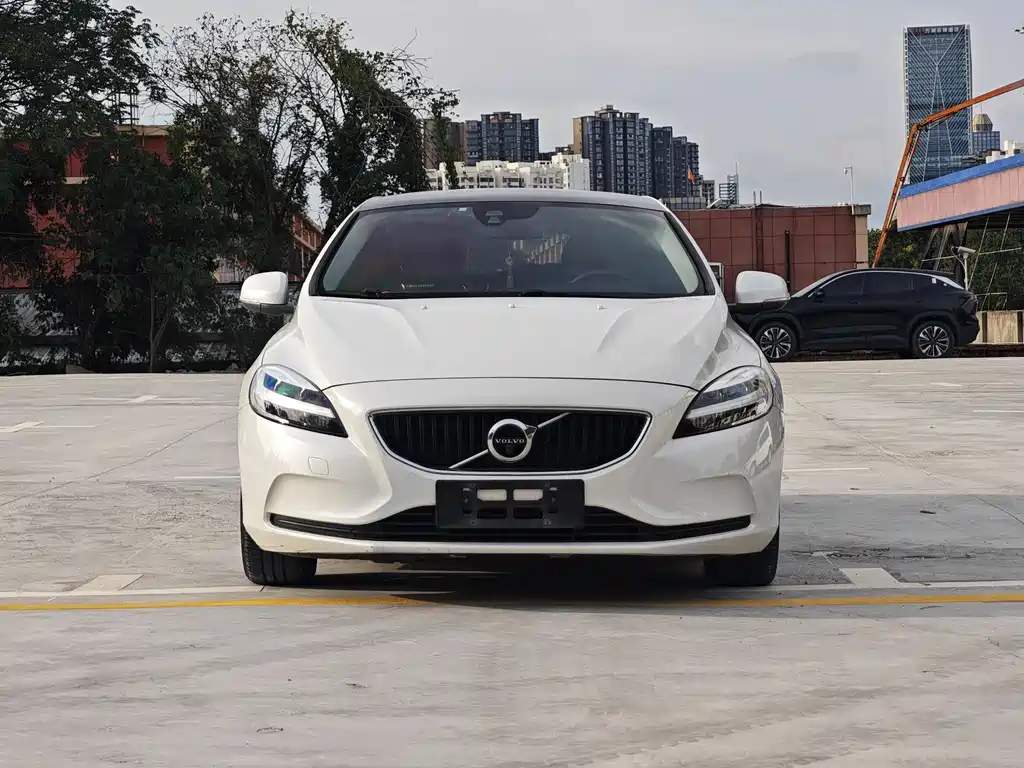 VOLVO  V40
