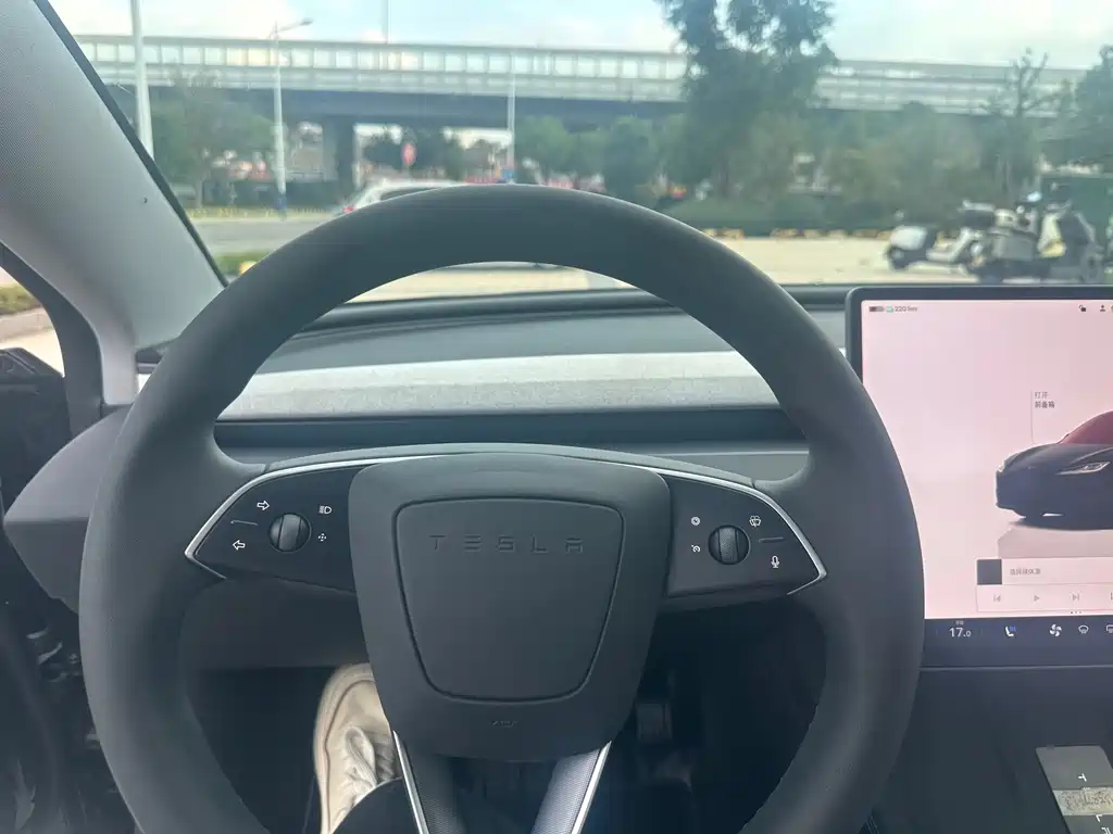 Tesla Model 3 — миниатюра 13