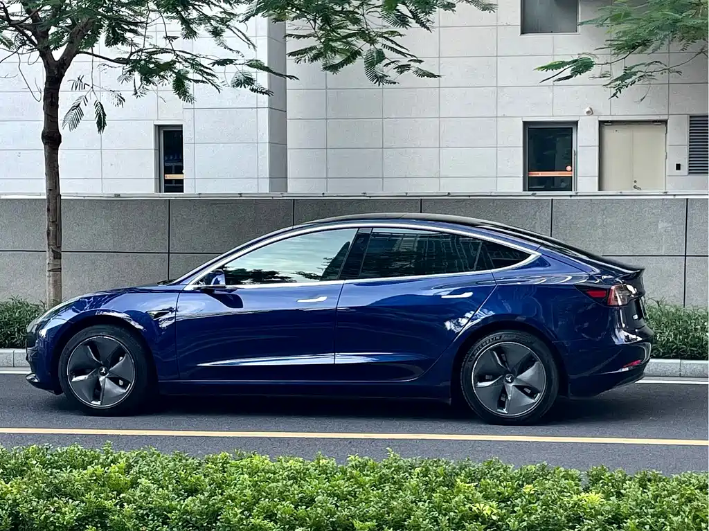 Tesla Model 3 — миниатюра 6