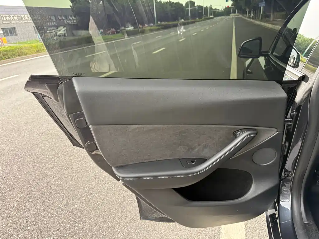Tesla Model Y — миниатюра 12