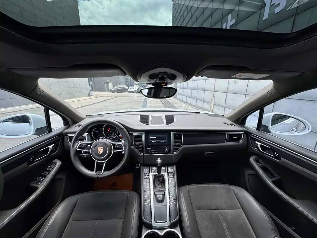 PORSCHE MACAN