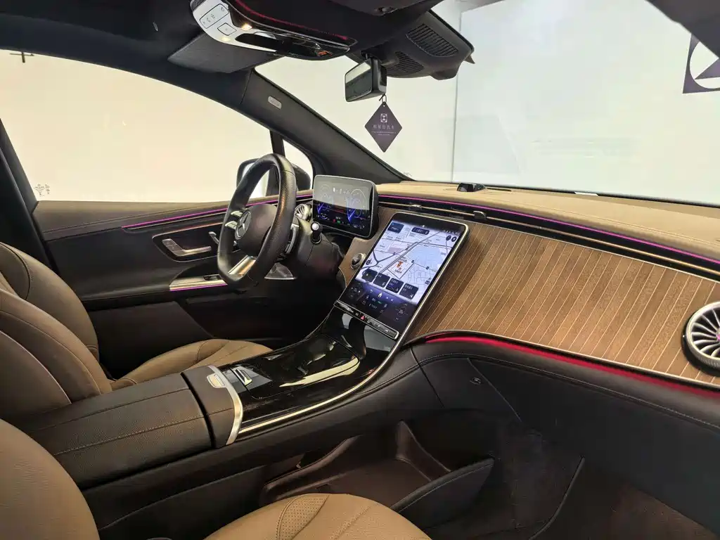 Mercedes-Benz EQE SUV — миниатюра 14