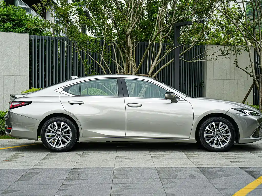 Lexus ES 2025 300h Premium