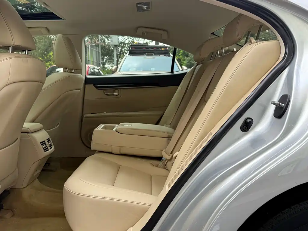 Lexus ES — миниатюра 11