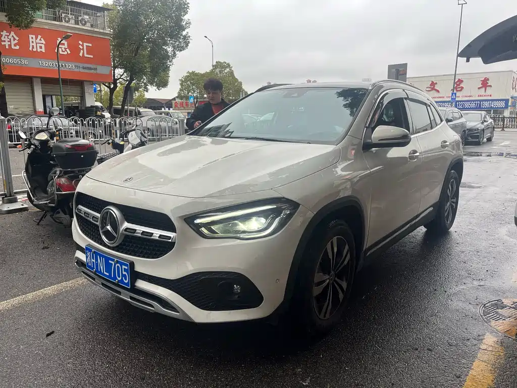 MERCEDES-BENZ GLA