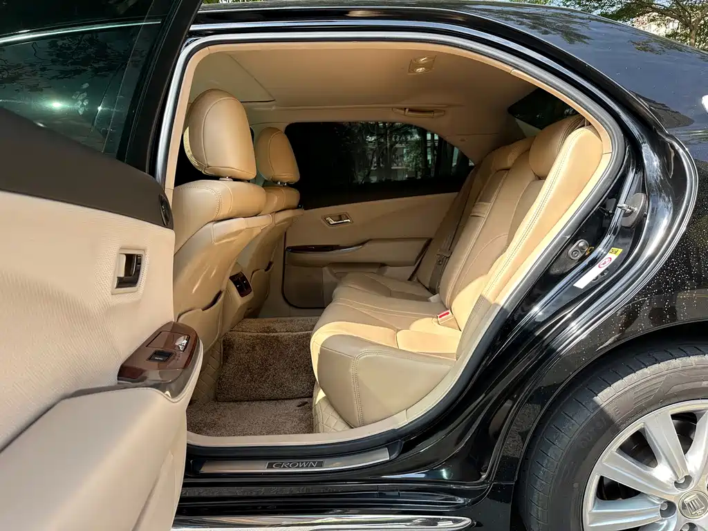 Toyota Crown — миниатюра 4