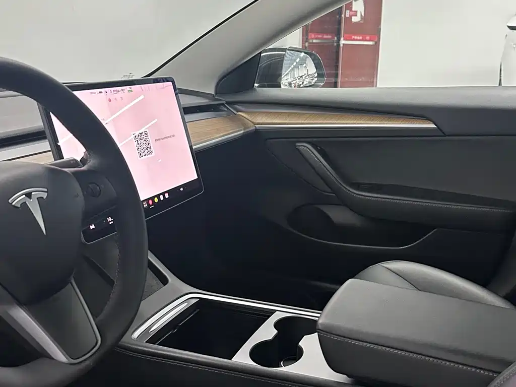 Tesla Model 3 — миниатюра 10