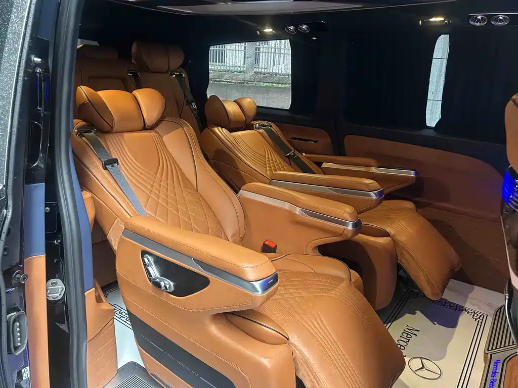 Mercedes-Benz Vito 2023 2.0T Elite 7 мест