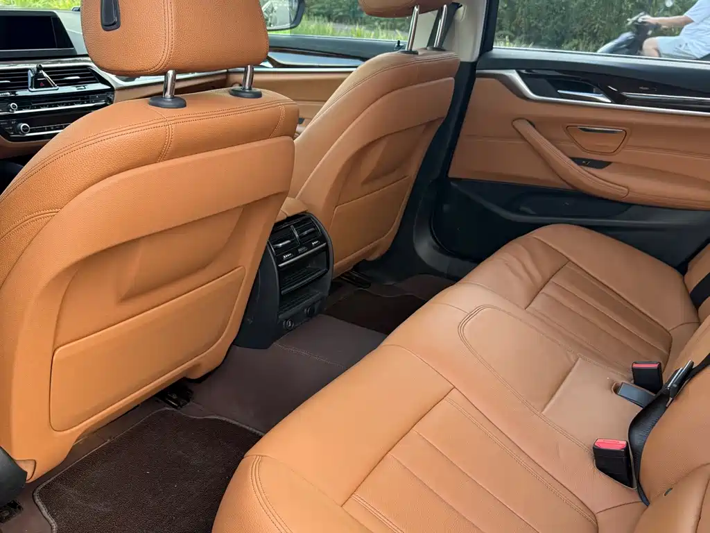 BMW 5 Series — миниатюра 7