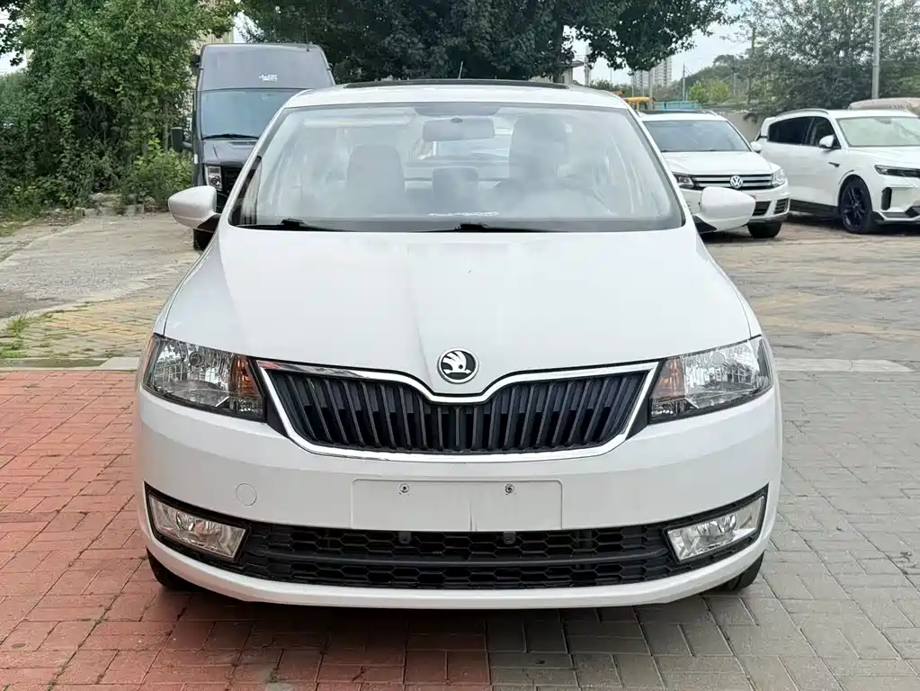 Skoda Rapid 1.6L Auto Innovation Edition, фото 2