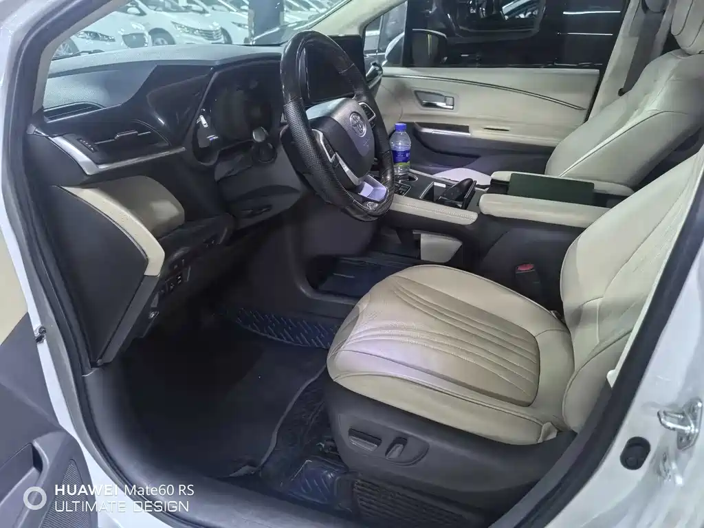 Toyota Sienna — миниатюра 2
