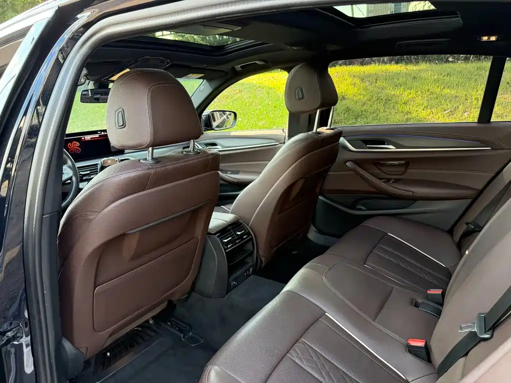 BMW 5 Series — миниатюра 11