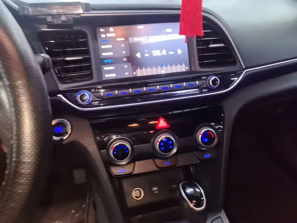 Hyundai Elantra — миниатюра 13