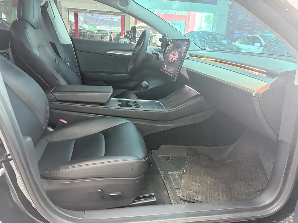 Tesla Model 3 — миниатюра 16