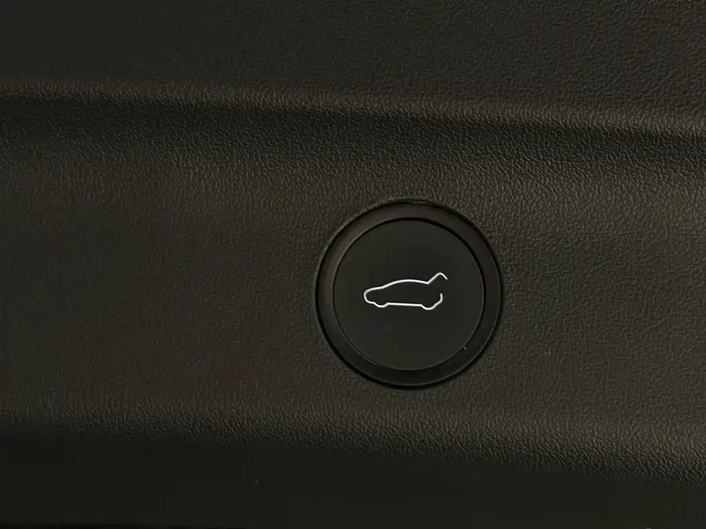 Tesla Model Y — миниатюра 20